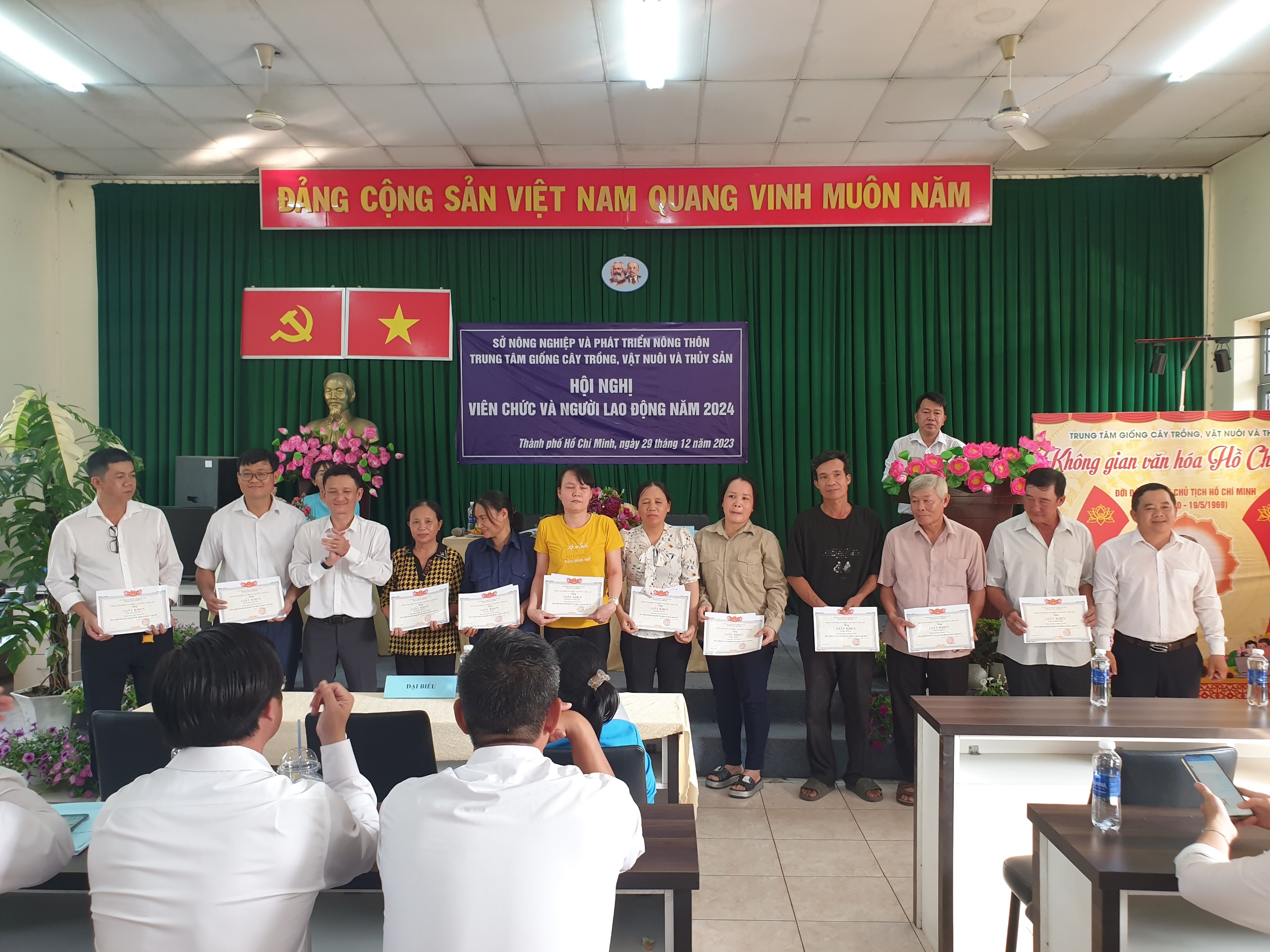 Giám đốc Trung tâm và Chủ tịch công đoàn tặng giấy khen cho người lao động